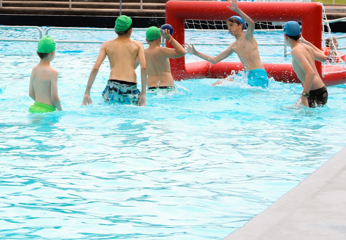 Kindergeburtstag - Wasserball spielen