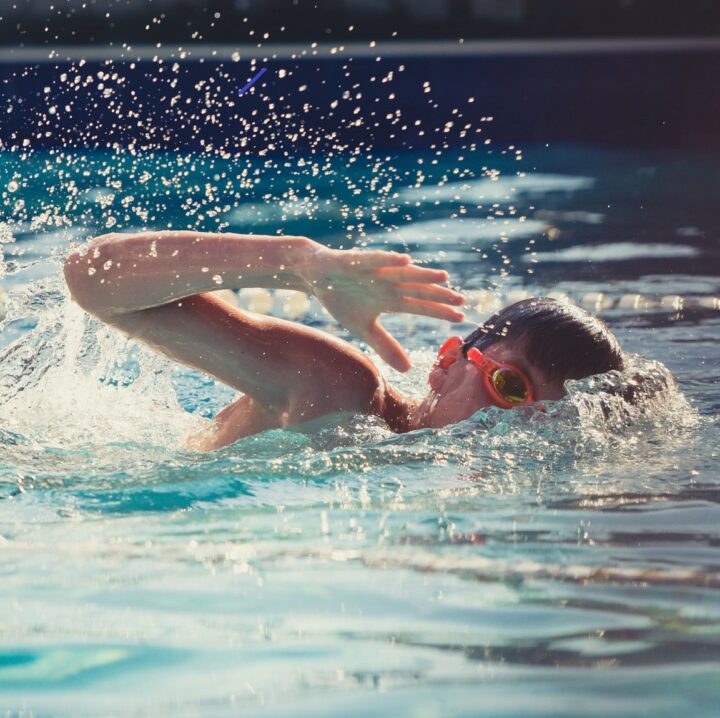 ab 8 Jahre - 
Ziel unseres Kraulkurses ist es, den Kindern die Bewegungsabläufe des Schwimmstils Kraul zu vermitteln und das Erlernte zu festigen. Die Kinder werden im Kraulkurs darauf vorbereitet, einen Teil der Anforderungen für das deutsche Schwimmabzeichen Gold zu absolvieren.
Eine Prüfung der Kursinhalte erfolgt nicht.
