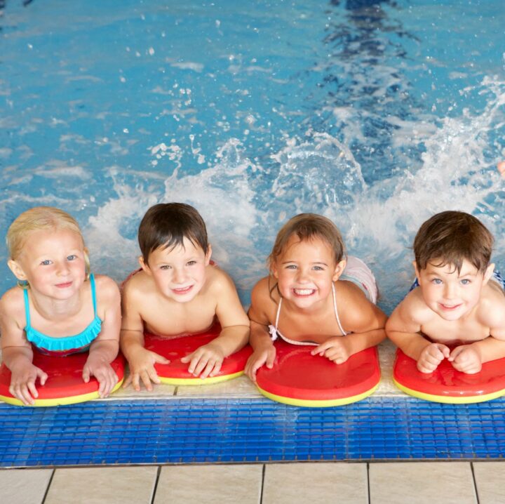 Schwimmkurs ab 5 Jahren - Ihr Kind wird nicht nur an den sicheren Umgang mit Wasser gewöhnt. In den 12 Kurseinheiten lernt es im Lehrschwimmbecken auch die Schwimmbewegungen zum Brustschwimmen. Dieser Kurs kann ein Einstieg für fünfjährige Kinder sein, um dann im nächsten Schritt das Schwimmabzeichen "Seepferdchen" in unserem Anfänger-Intensivschwimmkurs zu erlangen.