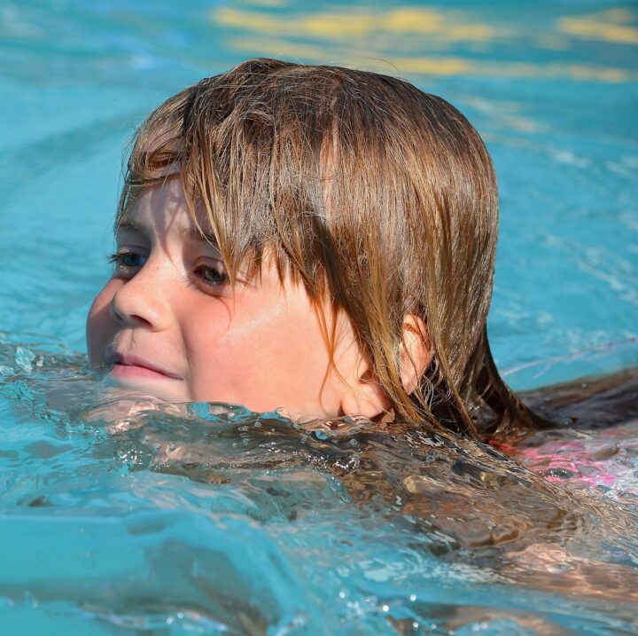 Kurs für Kinder, die das Schwimmabzeichen Seepferdchen erlangt haben. Technik und Ausdauer werden verbessert, so dass Ihr Kind in der Lage ist, mehrere Bahnen im tiefen Becken zu schwimmen.
