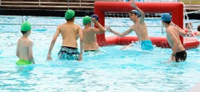 Wasserball spielen