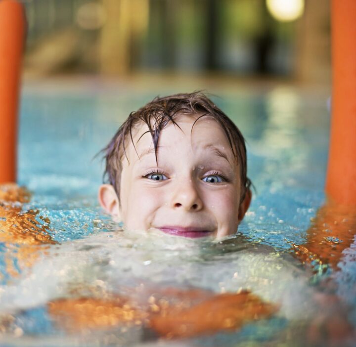 Für wassergewöhnte Kinder ab 6 Jahren - Spaß am Schwimmen und Sicherheit im Bewegungsraum Wasser erlangen. Der Schwimmunterricht findet an vier Tagen in der Woche statt und ist dadurch sehr intensiv. Schon nach drei Wochen ist es möglich, das Ziel unserer Kinderschwimmkurse, die Abnahme des Schwimmabzeichens „Seepferdchen“, zu erreichen.