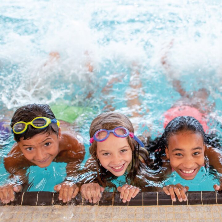 Bronze ab 6 Jahre - Silber ab 7 Jahre - 
Ziel unserer Fortgeschrittenen-Schwimmkurse ist es, die jeweils erworbenen Schwimmfähigkeiten zu vertiefen und Kondition sowie Schwimmsicherheit auszubauen. Ihr Kind wird dabei auf die Voraussetzungen für das jeweilige Schwimmabzeichen vorbereitet, die Prüfung hierfür wird angeboten, muss aber nicht abgelegt werden.