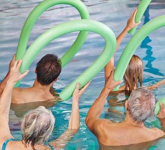 Für Erwachsene - Effektives Training, bei dem Sie mit viel Spaß und Abwechslung Ihre Muskelkraft und Ihre Kondition fördern, gleichzeitig aber Ihre Gelenke, Bänder und Knochen schonen.
Unterstützt durch Musik sind Sie im Aqua-Fitnesskurs ständig in Bewegung und trainieren alle Muskelgruppen Ihres Körpers.
